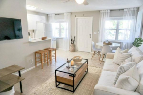 Serenity at Seascape: Steps to the beach & Shops, West Palm Beach